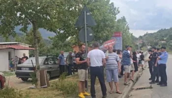 Protestë në Memaliaj kundër bashkimit me Tepelenën, banorët bllokojnë aksin kryesor