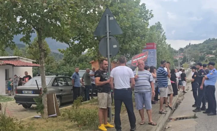 Protestë në Memaliaj kundër bashkimit me Tepelenën, banorët bllokojnë aksin kryesor