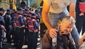 Protestë për ujin e pijshëm në Maliq, banorët përplasen me policinë, humb ndjenjat një protestues (VIDEO)