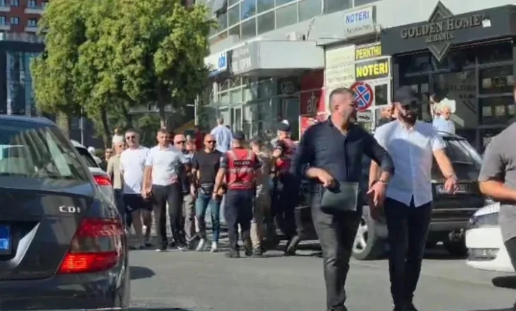 Protestë te Zogu i Zi, tentohet të bllokohet qarkullimi, policia shoqëron disa persona