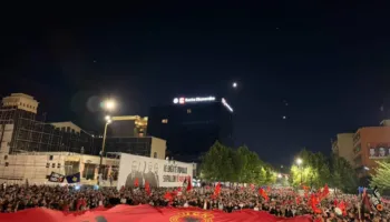 Protestuesit 5 net në shesh kundër vendimit të Hagës në Prishtinë, shpaloset flamuri gjigant