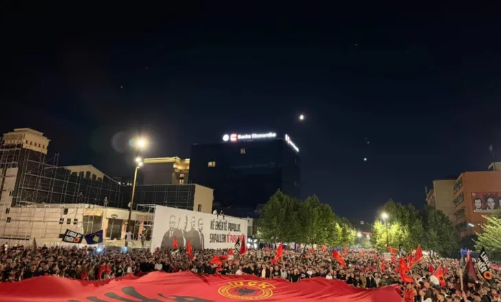 Protestuesit 5 net në shesh kundër vendimit të Hagës në Prishtinë, shpaloset flamuri gjigant