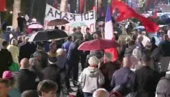 Protestuesit dhe studentët sfidojnë shiun! Mbyllen fjalimet te Kryeministria, nis marshimi në rrugët e Tiranës