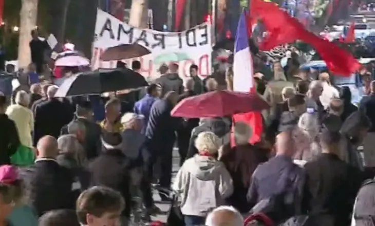 Protestuesit dhe studentët sfidojnë shiun! Mbyllen fjalimet te Kryeministria, nis marshimi në rrugët e Tiranës