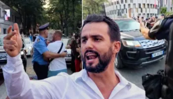 Protestuesit godasin me vezë makinën e deputetes Ilva Gjuzi, shoqërohet Adriatik Lapaj