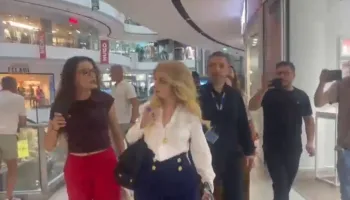 Protestuesit i bëjnë ‘pritë’ Luarasit brenda “Toptani-t”: Hajdute, ti nuk i përfaqëson gratë