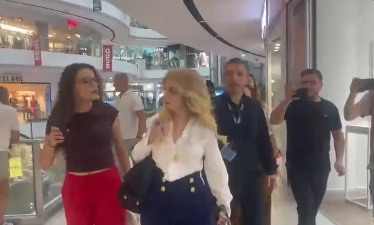 Protestuesit i bëjnë ‘pritë’ Luarasit brenda “Toptani-t”: Hajdute, ti nuk i përfaqëson gratë