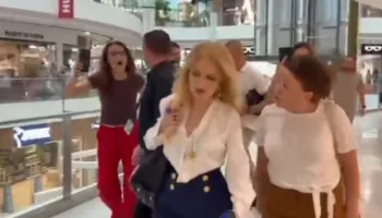 Protestuesit i zënë rrugën deputetes së PS-së, Iris Luarasi: Hajdute! Përfaqësuese e krimit! Mos fol në emër të grave