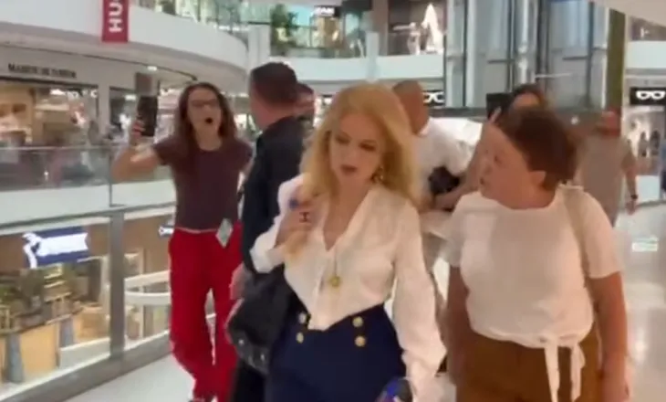 Protestuesit i zënë rrugën deputetes së PS-së, Iris Luarasi: Hajdute! Përfaqësuese e krimit! Mos fol në emër të grave