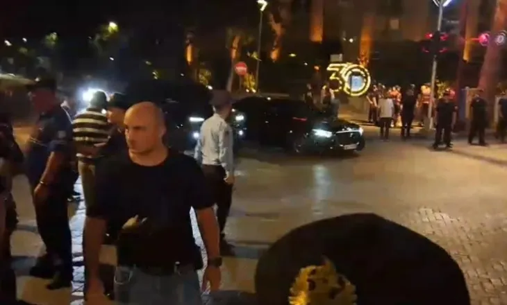 Protestuesit largohen nga bulevardi, Rama lë Kryeministrinë nën masa të rrepta sigurie!