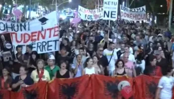 Protestuesit marshojnë drejt Komisariatit nr. 3, thirrje për lirimin e aktivistëve të ndaluar: Arrestoni Ramën, lironi qytetarët!