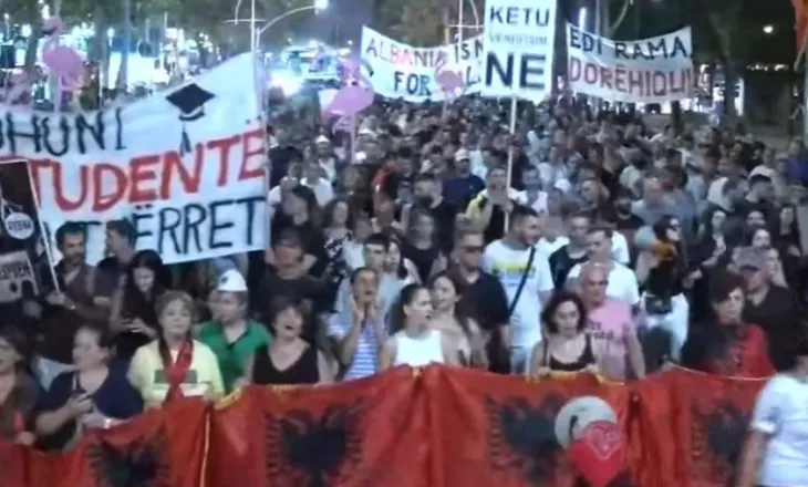 Protestuesit marshojnë drejt Komisariatit nr. 3, thirrje për lirimin e aktivistëve të ndaluar: Arrestoni Ramën, lironi qytetarët!