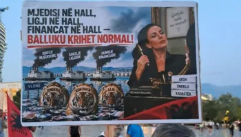 Protestuesit me pankarta pikante ndaj qeverisë: Financat në hall, Balluku krihet normal
