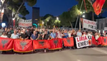 Protestuesit në Tiranë solidarizohen me ish-liderët e UÇK-së pas vendimit të Hagës