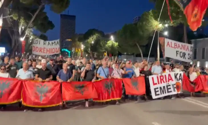 Protestuesit në Tiranë solidarizohen me ish-liderët e UÇK-së pas vendimit të Hagës