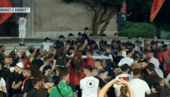 Protestuesit përballë policëve: Hiqni kapelet, arrestoni Ramën!