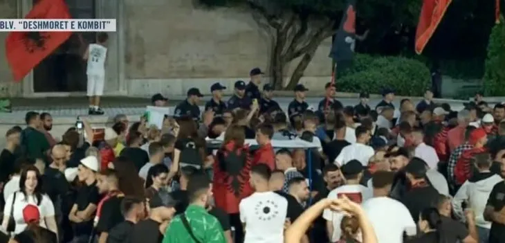 Protestuesit përballë policëve: Hiqni kapelet, arrestoni Ramën!