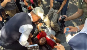 Protestuesit përplasen me forcat policore para parlamentit, një person humb ndjenjat