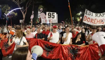 Protestuesit përsëri në shesh, paralajmërohet përshkallëzim deri në “rrethimin” e Kryeministrisë