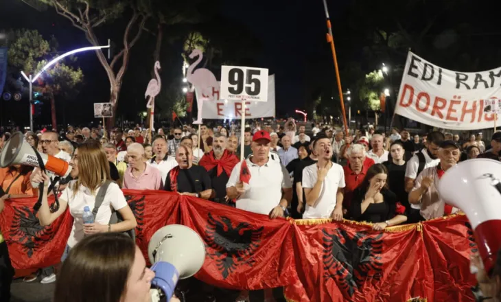 Protestuesit përsëri në shesh, paralajmërohet përshkallëzim deri në “rrethimin” e Kryeministrisë