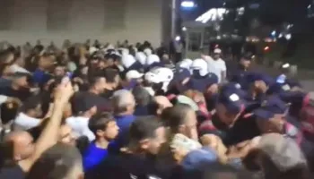 Protestuesit qëllojnë me gurë Policinë para Kryeministrisë, plagoset një efektiv! Rriten tensionet në bulevard, shoqërohen disa persona (FOTO)