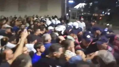Protestuesit qëllojnë me gurë Policinë para Kryeministrisë, plagoset një efektiv! Rriten tensionet në bulevard, shoqërohen disa persona (FOTO)