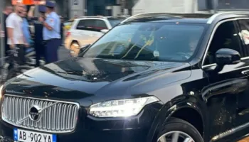Protestuesit sulmojnë makinën e deputetes, Policia ndalon Adriatik Lapajn dhe Shpend Gashin