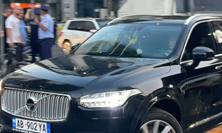 Protestuesit sulmojnë makinën e deputetes, Policia ndalon Adriatik Lapajn dhe Shpend Gashin