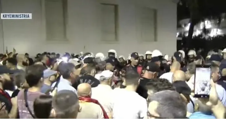 Protestuesit sulmojnë me gurë, Policia përdor ujë për t’i shpërndarë! Disa të shoqëruar