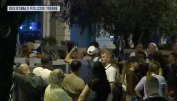 Protestuesit te Drejtoria e Policisë së Tiranës: Arrestoni Ramën, lironi qytetarët!