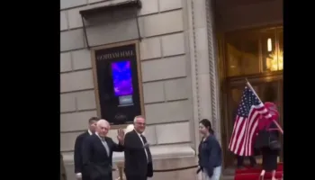 Protestuesit thirrje gjeneralit Wesley Clark në Nju Jork: Mos qëndroni në krah të Edi Ramës, ai është kriminel!