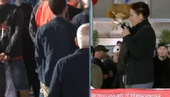 Protestuesja merr pulën në podium, thirrje Ramës: Me burrat nuk merresh dot! Do veshësh fustanin dhe do ja mbathësh