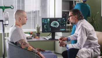 Pse burrat diagnostikohen më shpesh me kancer në fazë të avancuar, sipas onkologut