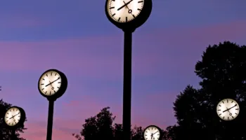 Pse koha duket sikur kalon më shpejt me kalimin e moshës? Shkenca ofron disa shpjegime