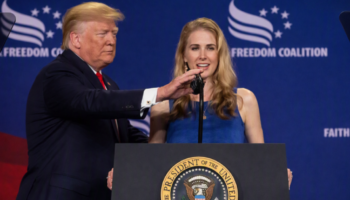 Pse Natalie Harp është gjithmonë pranë Trump? Rriten pyetjet dhe polemikat
