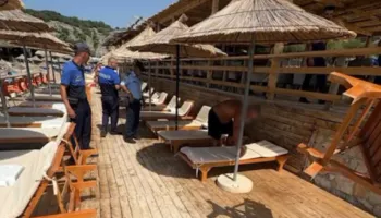 Punime pa leje pranë plazhit, arrestohet 47-vjeçari në Sarandë. Pezullohet edhe polici
