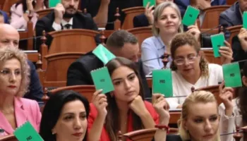 ”Që kur poshtërimi i vajzave dhe grave është revolucion”, deputetja Mila: Kritika nuk është leje për dhunë, përndjekje apo kërcënim