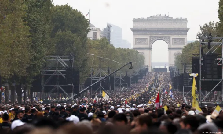 Qindra mijëra në Paris për Meshën e Papa Leos XIV