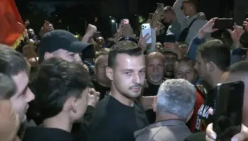 Qindra qytetarë në shesh për ish-krerët e UÇK-së, emocionohet Endrit Thaçi (VIDEO)