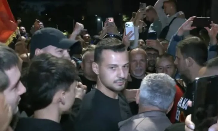 Qindra qytetarë në shesh për ish-krerët e UÇK-së, emocionohet Endrit Thaçi (VIDEO)