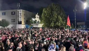 Qytetarët kosovarë sfidojnë motin e keq dhe dalin në protestën e radhës në Prishtinë, mbështetje të ish-krerëve të UÇK-së!
