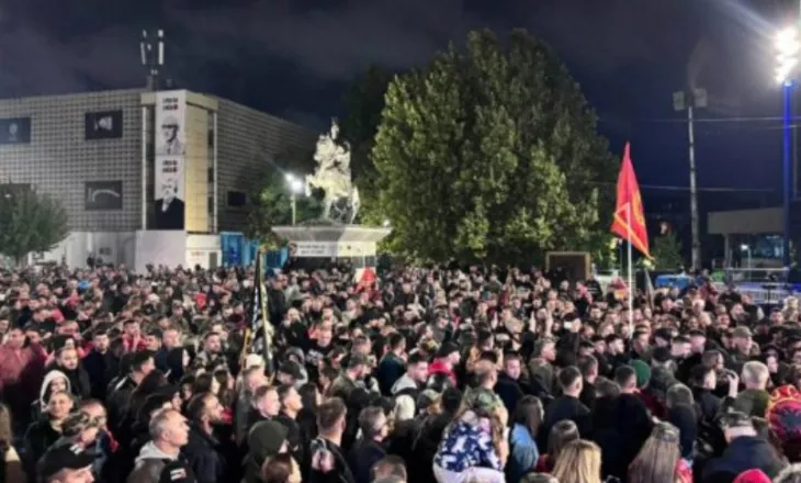 Qytetarët kosovarë sfidojnë motin e keq dhe dalin në protestën e radhës në Prishtinë, mbështetje të ish-krerëve të UÇK-së!
