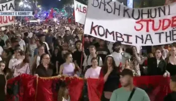 Qytetarët marshojnë nëpër Tiranë: Arrestoni Ballukun, arrestoni Ramën! Bashkohuni studentë, Kombi na thërret!