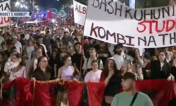 Qytetarët marshojnë nëpër Tiranë: Arrestoni Ballukun, arrestoni Ramën! Bashkohuni studentë, Kombi na thërret!