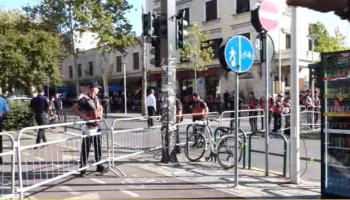 Qytetarët paralajmëruan protestë, policia rrethon Parlamentin dhe vendos gardh metalik
