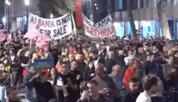 Qytetarët përmbyllin fjalimet te Kryeministria, nisin marshimin në rrugët e Tiranës