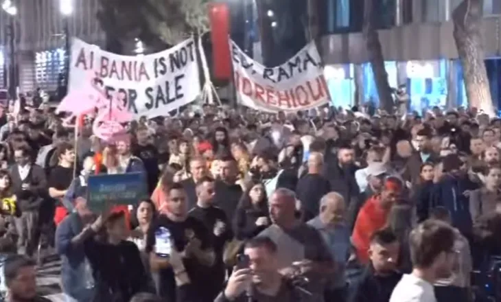 Qytetarët përmbyllin fjalimet te Kryeministria, nisin marshimin në rrugët e Tiranës