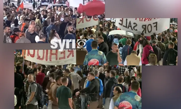 Qytetarët përmbyllin fjalimet te Kryeministria, protestuesit nisin marshimin në rrugët e Tiranës