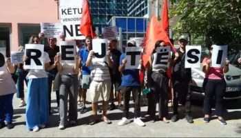 Qytetarët protestë para SPAK, thirrje prokurorëve: Merrni audiopërgjimet e  Ahmetajt dhe hetoni
