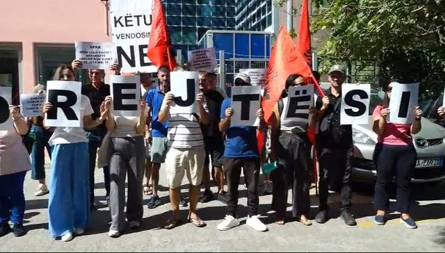 Qytetarët protestë para SPAK, thirrje prokurorëve: Merrni audiopërgjimet e  Ahmetajt dhe hetoni